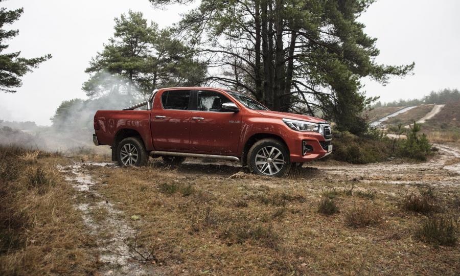  Toyota Hilux 4x4 Special Edition Double Cab 2018 года  (фото 12 из 26)